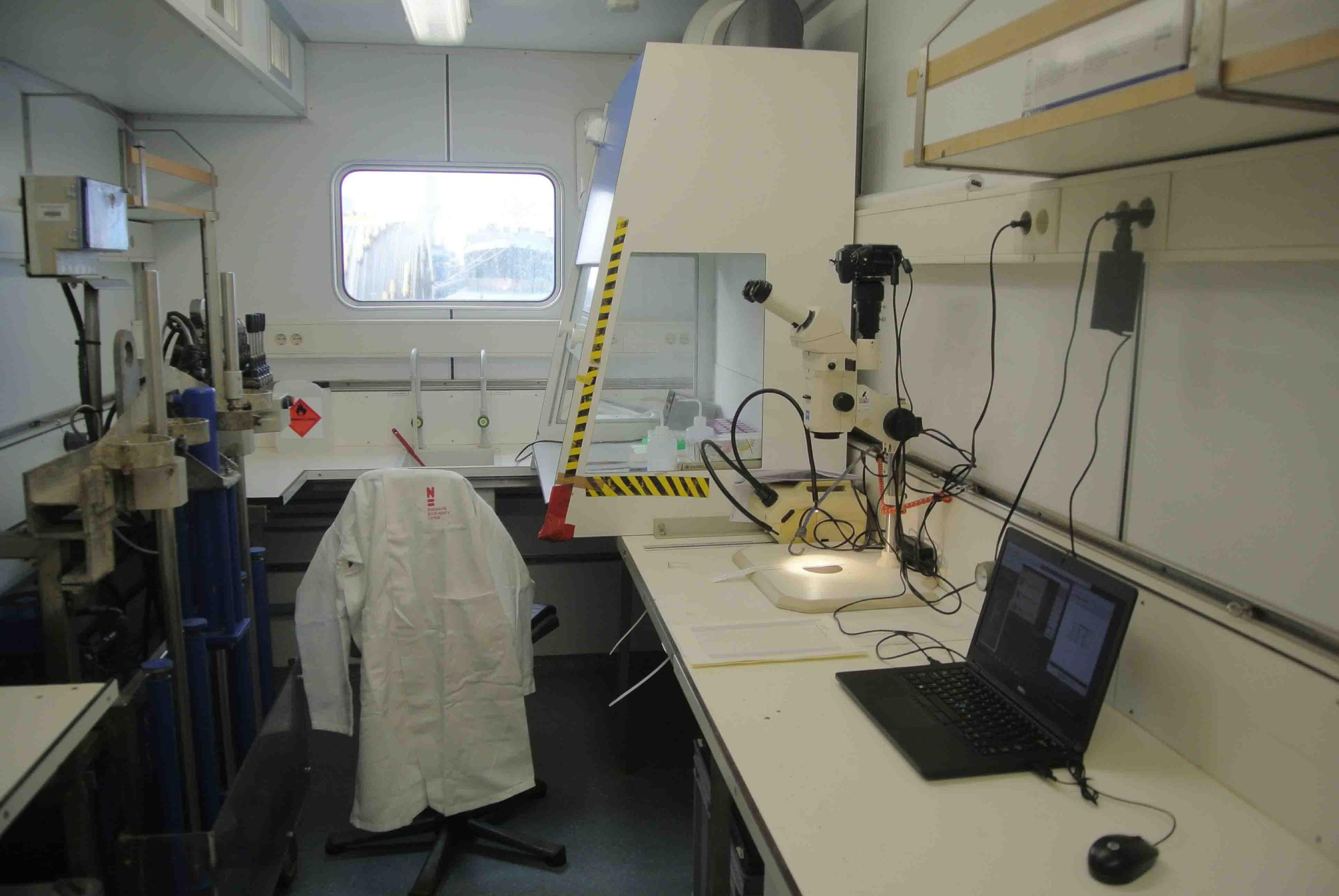 Een varend DNA lab. Dit is het DNA-barcoding lab waar Arjen zal werken. Foto: Arjen Speksnijder.