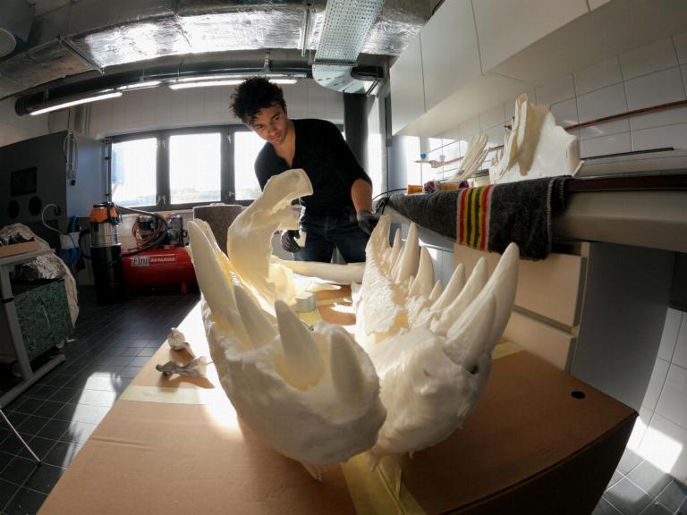 3D-modelleur en anatoom Pasha van Bijlert met de 3D-print van Trix