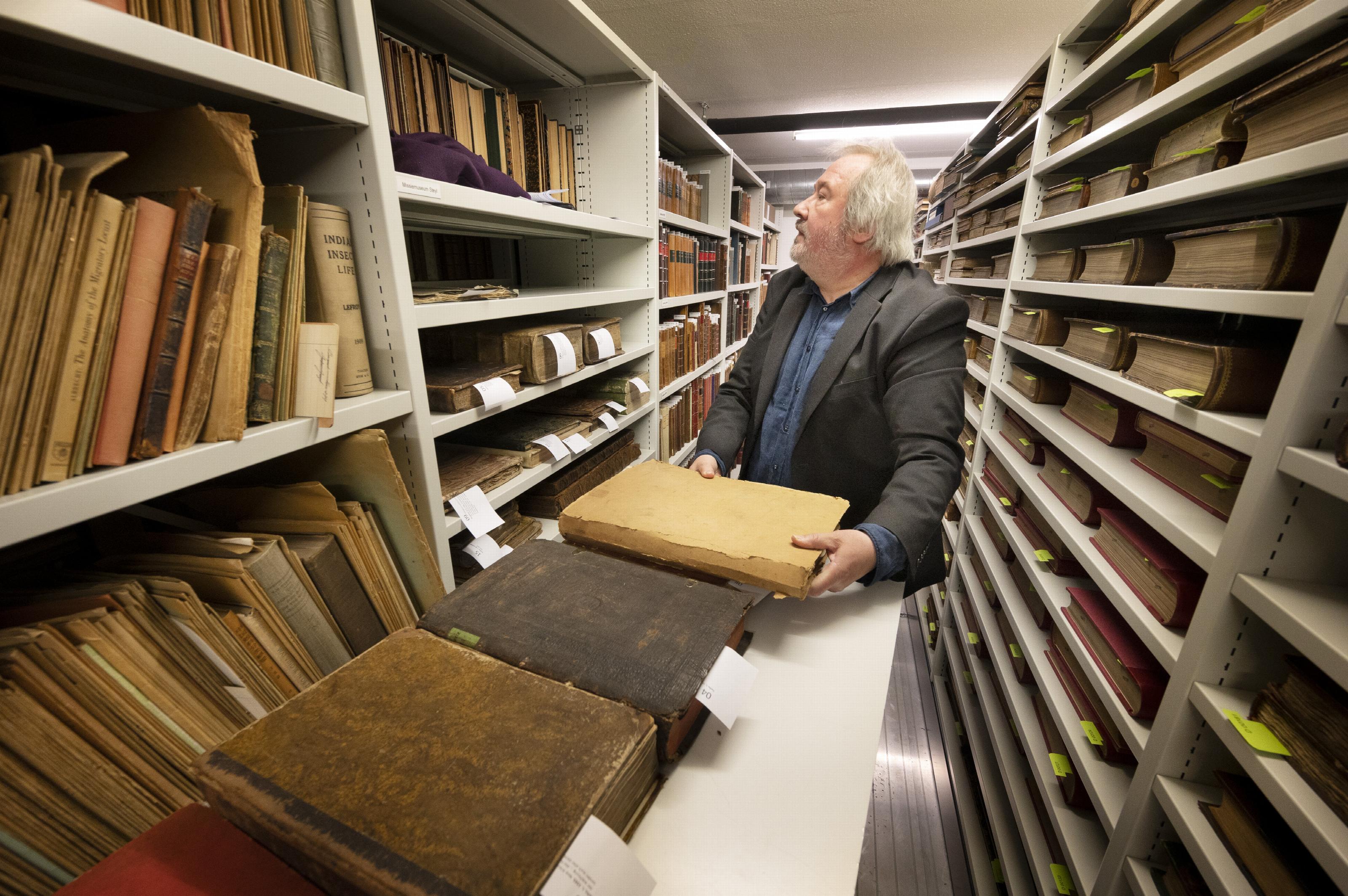 Conservator Godard in de Rare Book Room