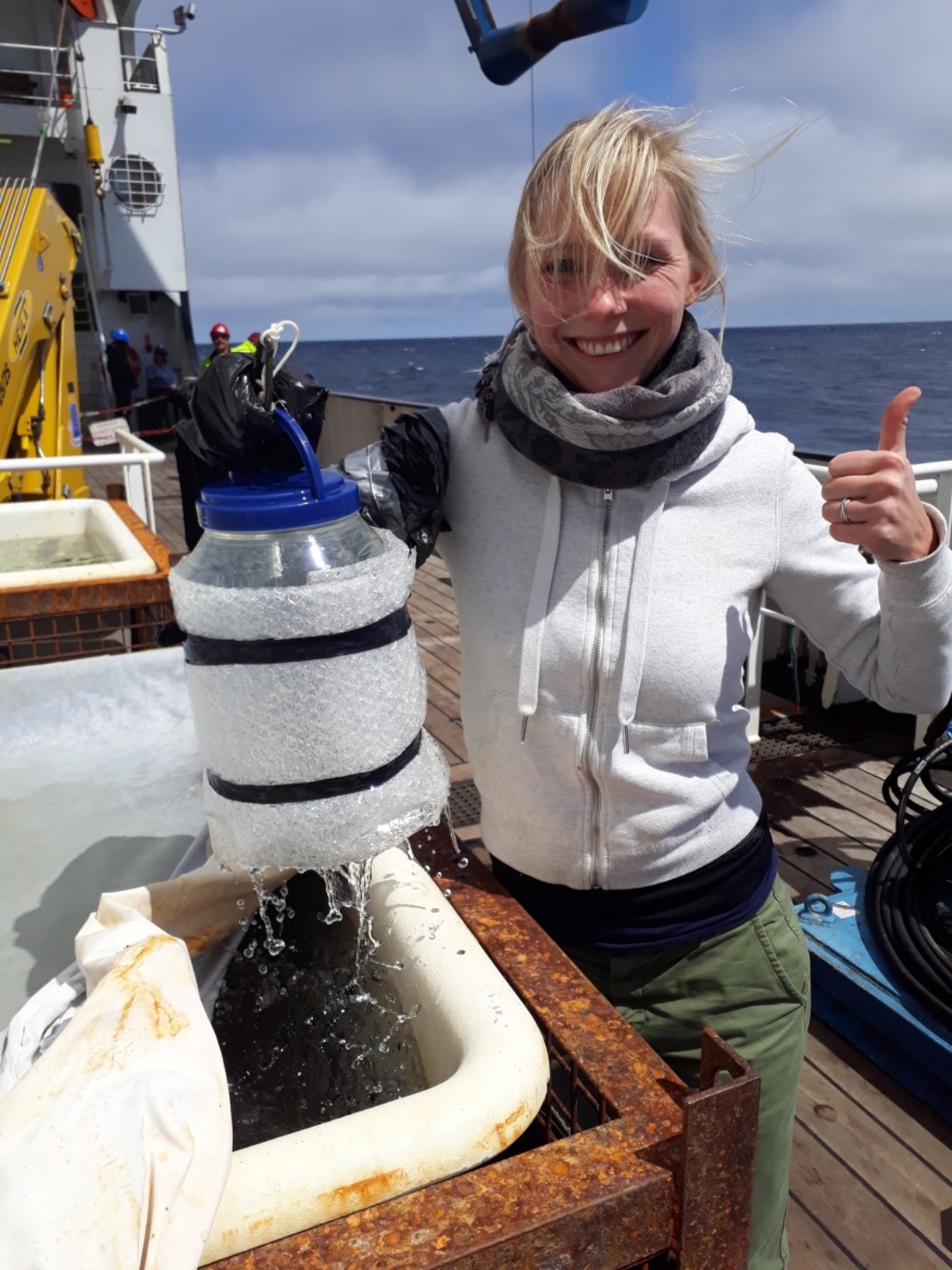 Lisette Mekkes tijdens haar promotieonderzoek naar zeevlinders op het expeditieschip in een gedeelte van de Zuidelijke Oceaan. Credits: Katja Peijnenburg, Naturalis.