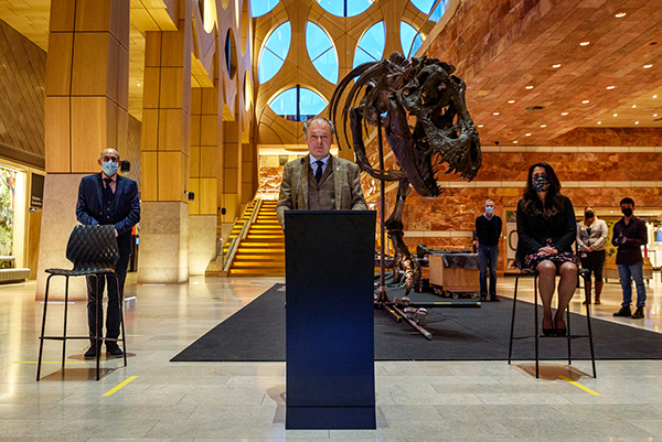 Burgemeester Lenferink spreekt tijdens de ceremonie in de entreehal van Naturalis.