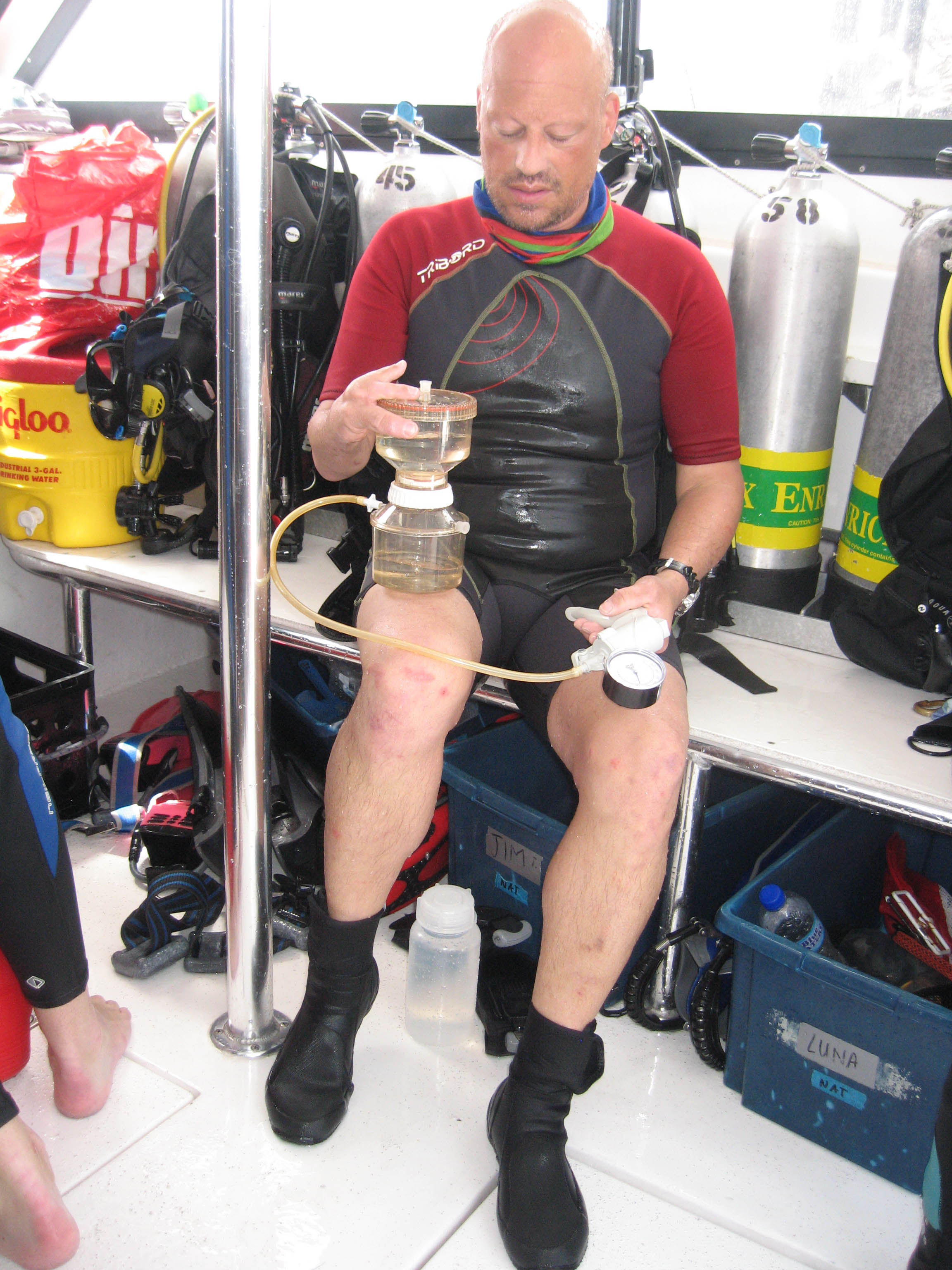 Arjen is filtering sea water