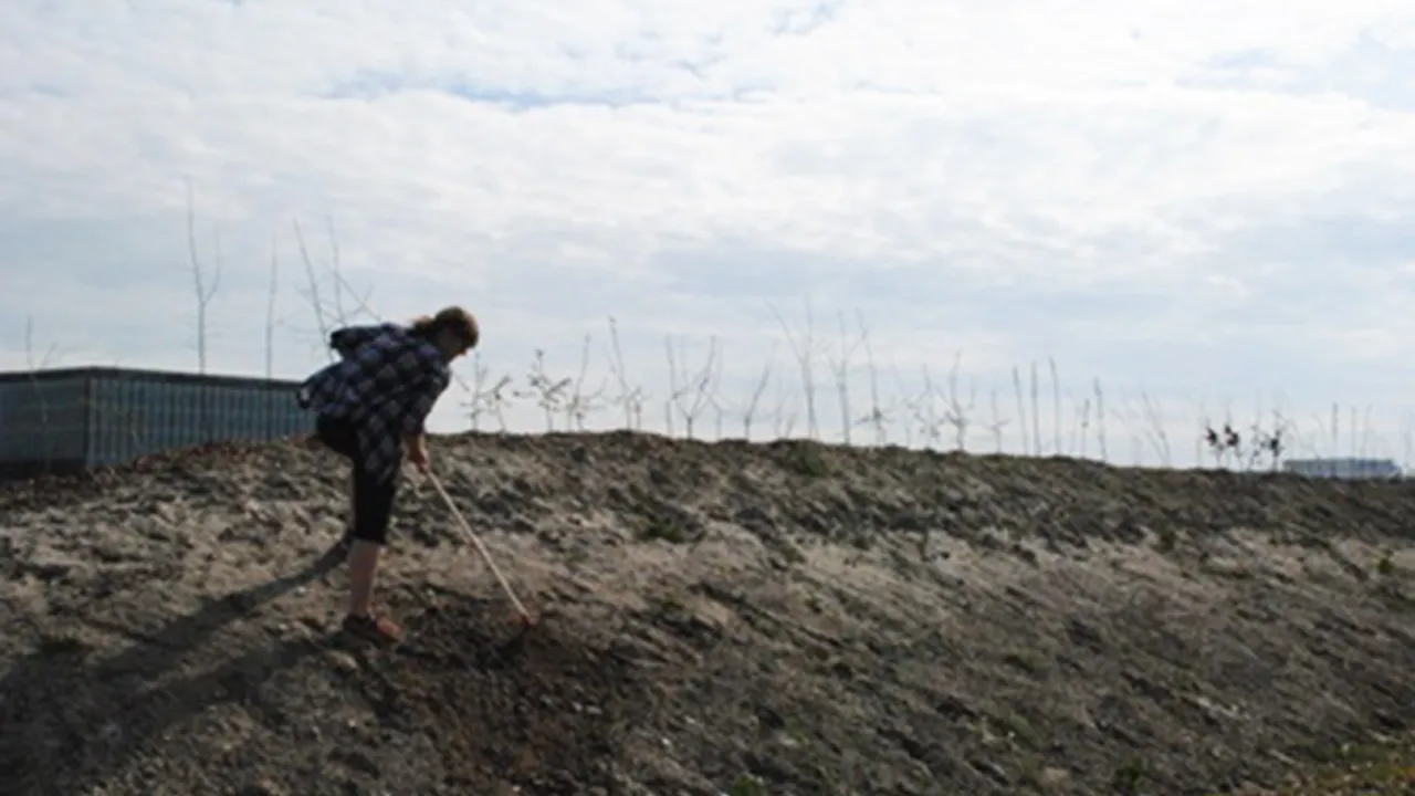 Lisette van Kolfschoten is digging
