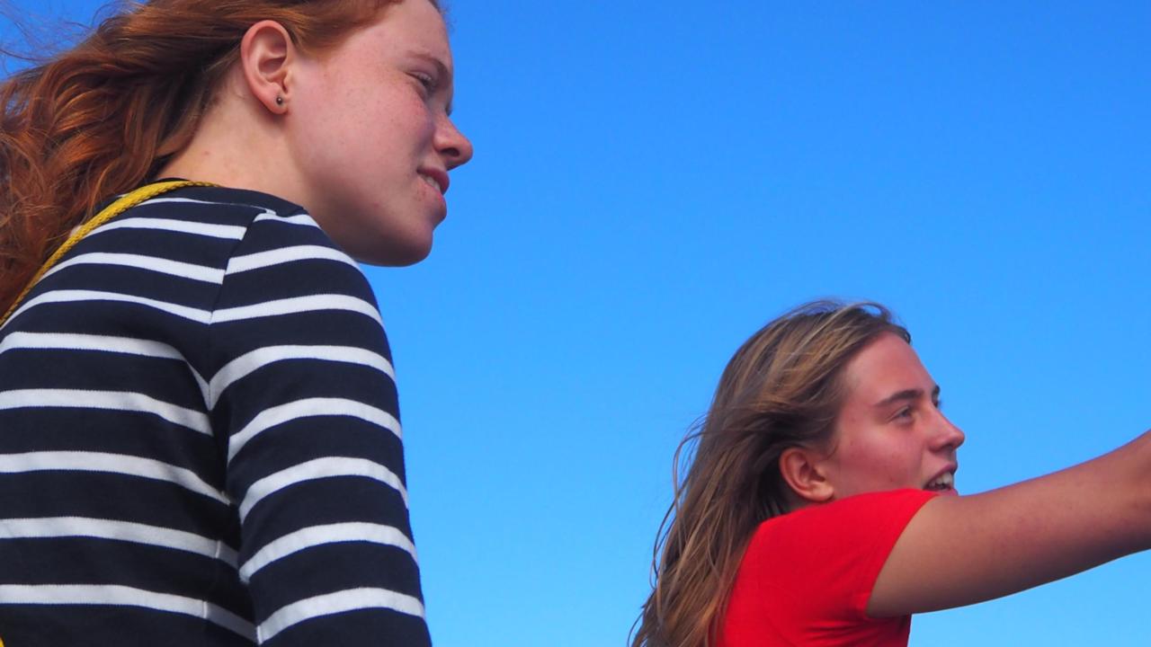 De meiden turen over de oceaan