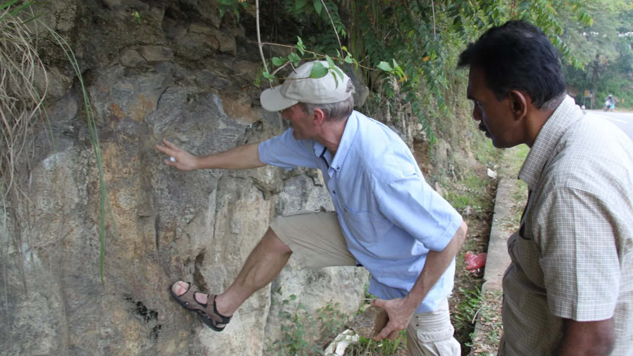 Mahinda Ratnayake (r.) and Leo Kriegsman (l.) studying a road section in Sri Lanka