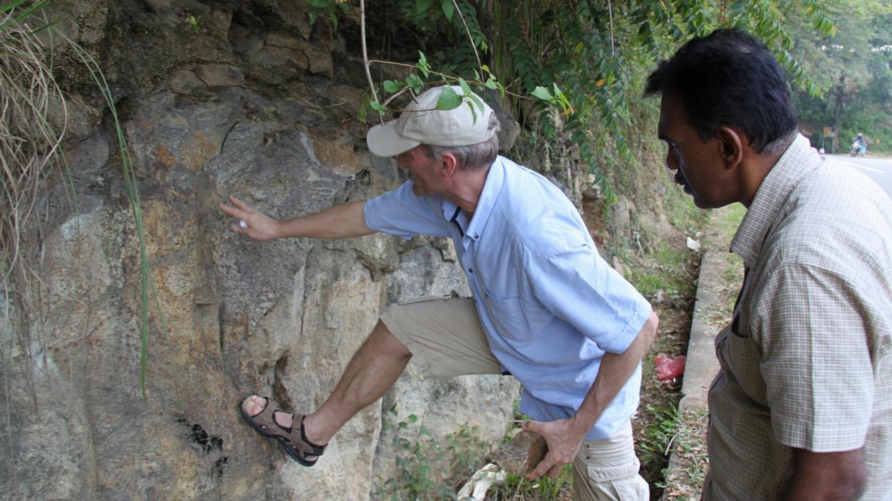 Mahinda Ratnayake (r.) and Leo Kriegsman (l.) studying a road section in Sri Lanka