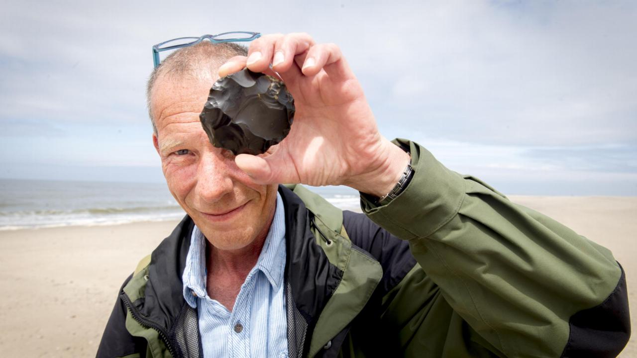 Walter Langendoen met een werktuig van een neanderthaler