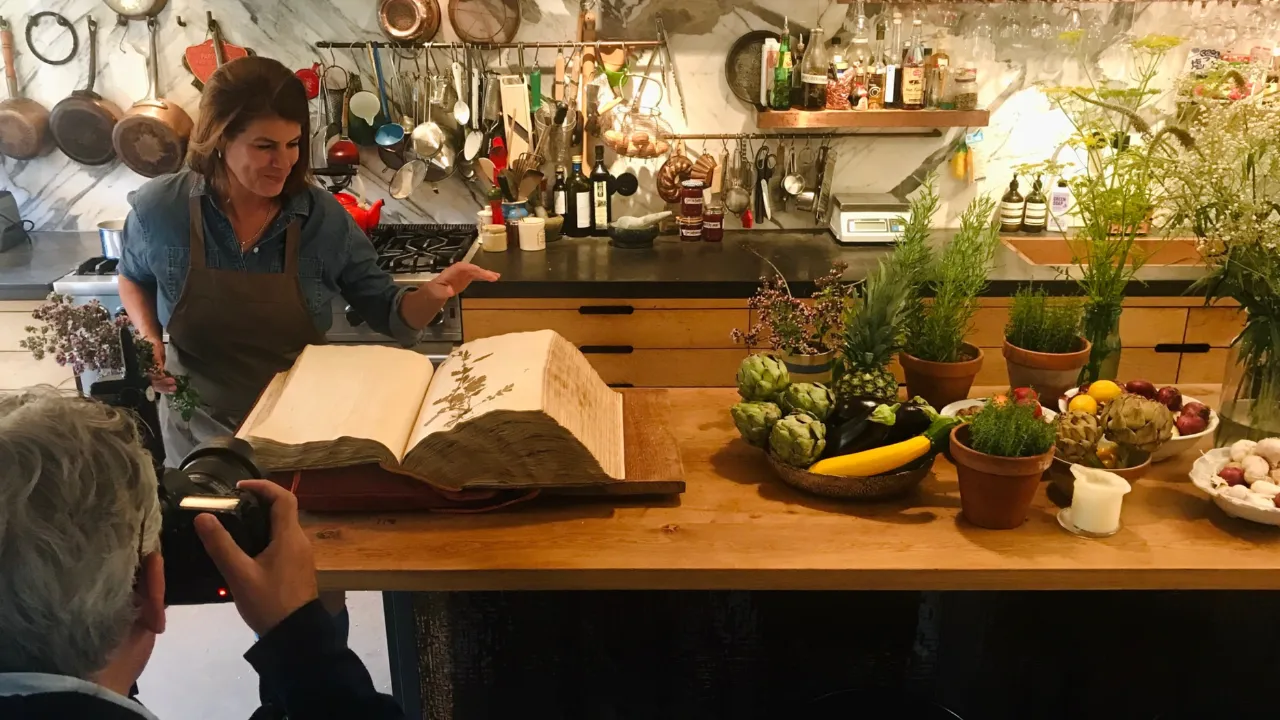 Making of photo Yvette van Boven with the En Tibi herbarium