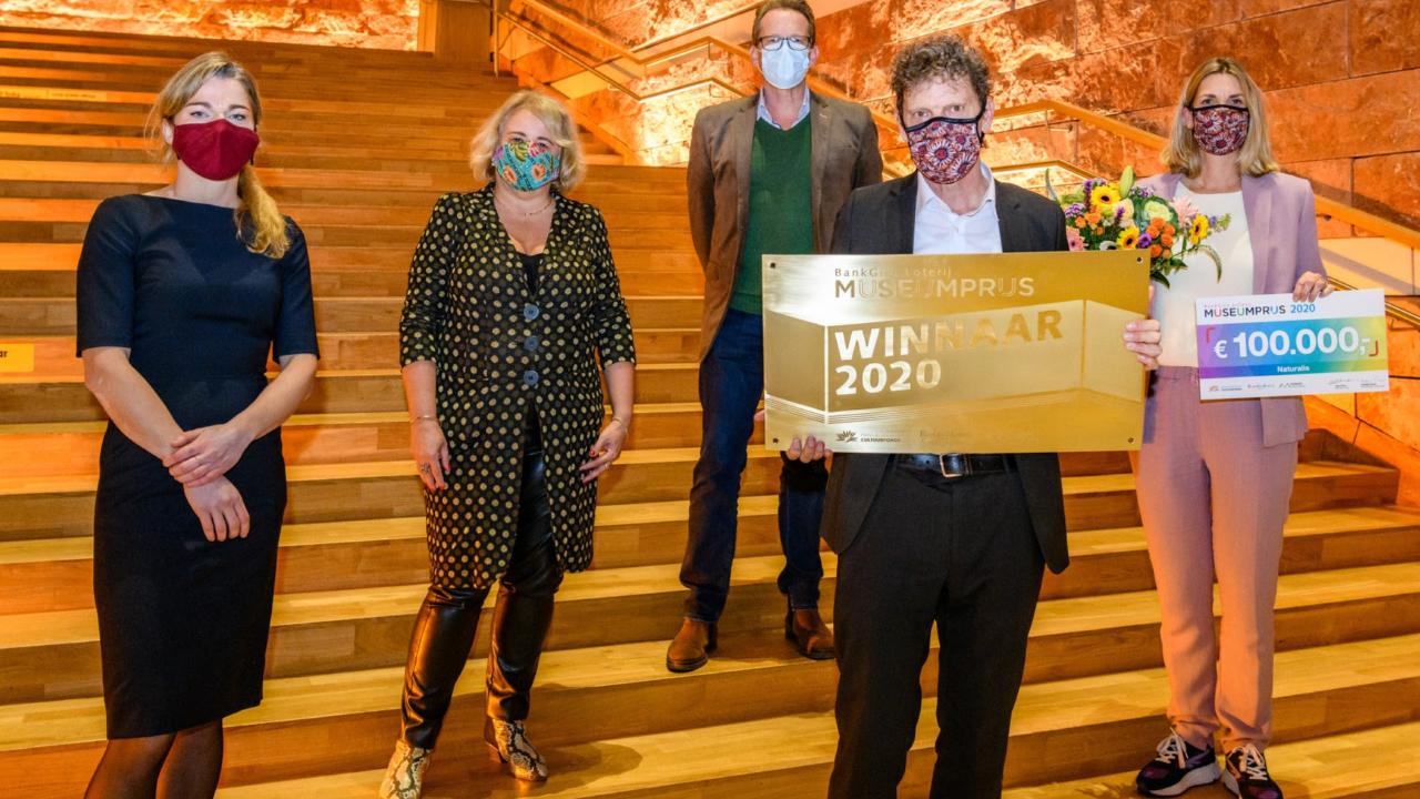 V.l.n.r.: Romkje de Bildt (Prins Bernhard Cultuurfonds), Mirjam Moll (Museumvereniging), Jeroen Branderhorst (BankGiro Loterij), Edwin van Huis (Naturalis) en Corine van Impelen (Naturalis).