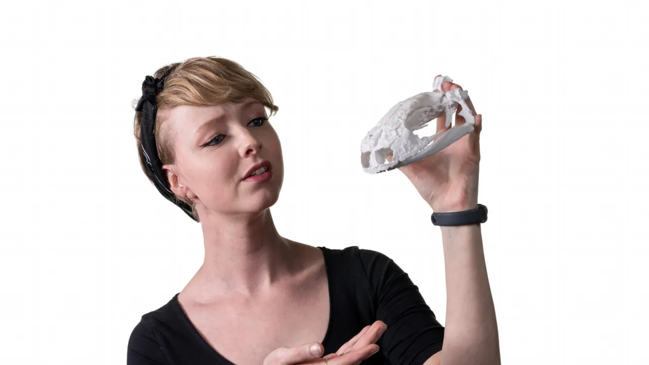 Manon met een uitvergrote, 3D-geprinte schedel van een kamsalamander (geslacht: Triturus)