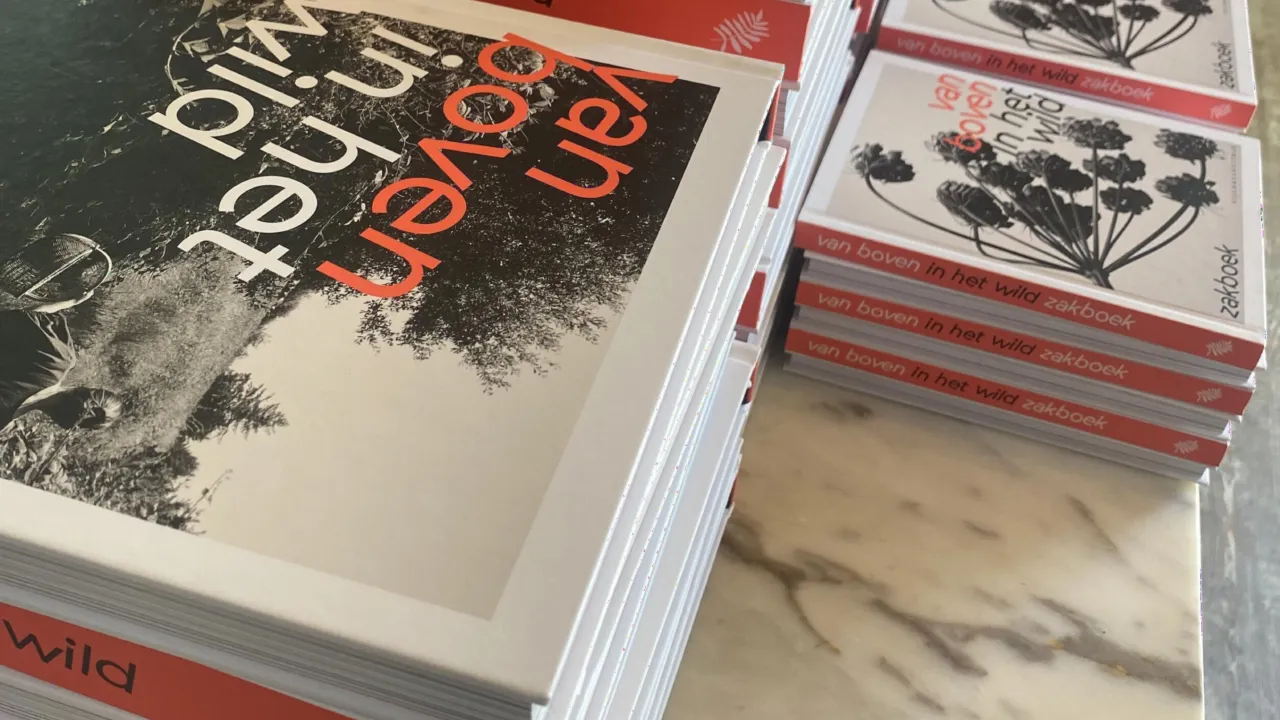 Stapels boeken Van Boven in het wild
