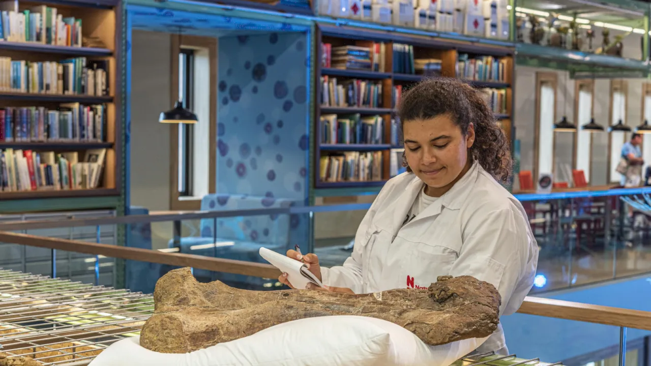 Yasmin Grooters in dinolab