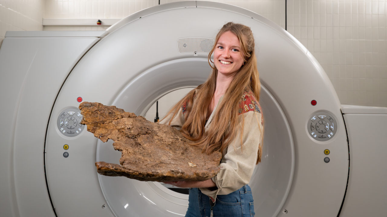 daan van elzen met een dinobot