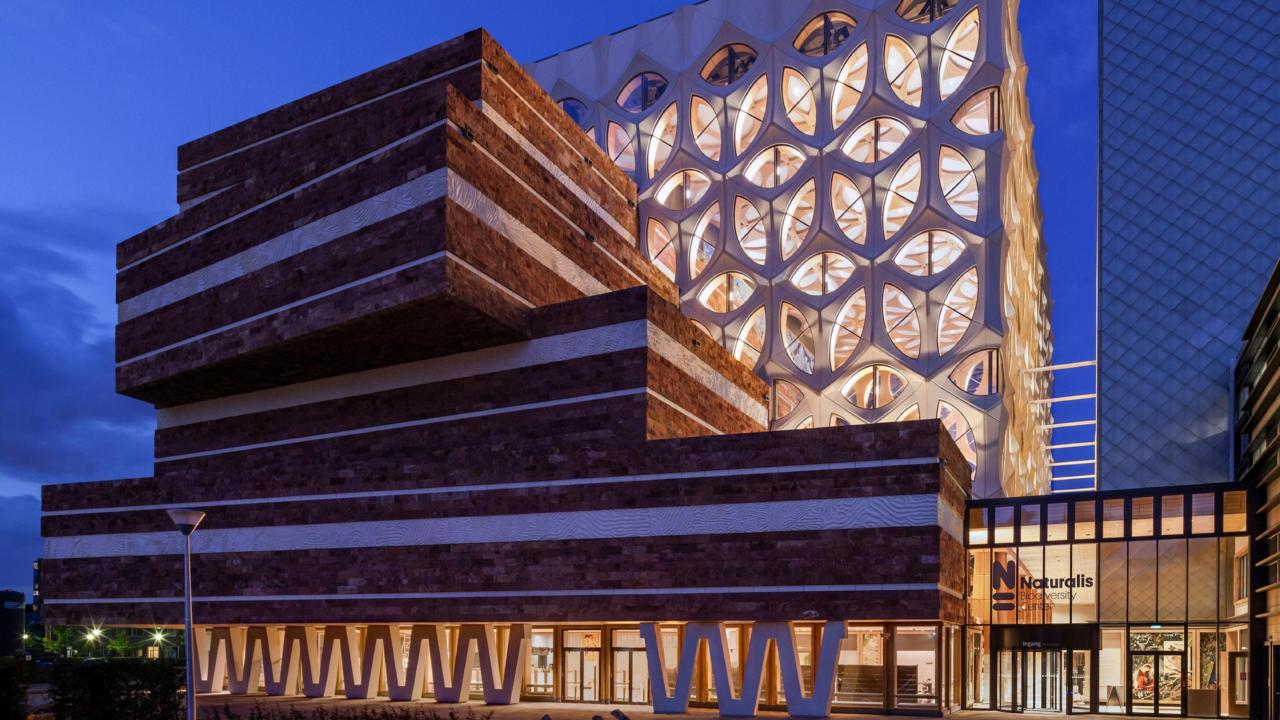 Gebouw Naturalis in de avond