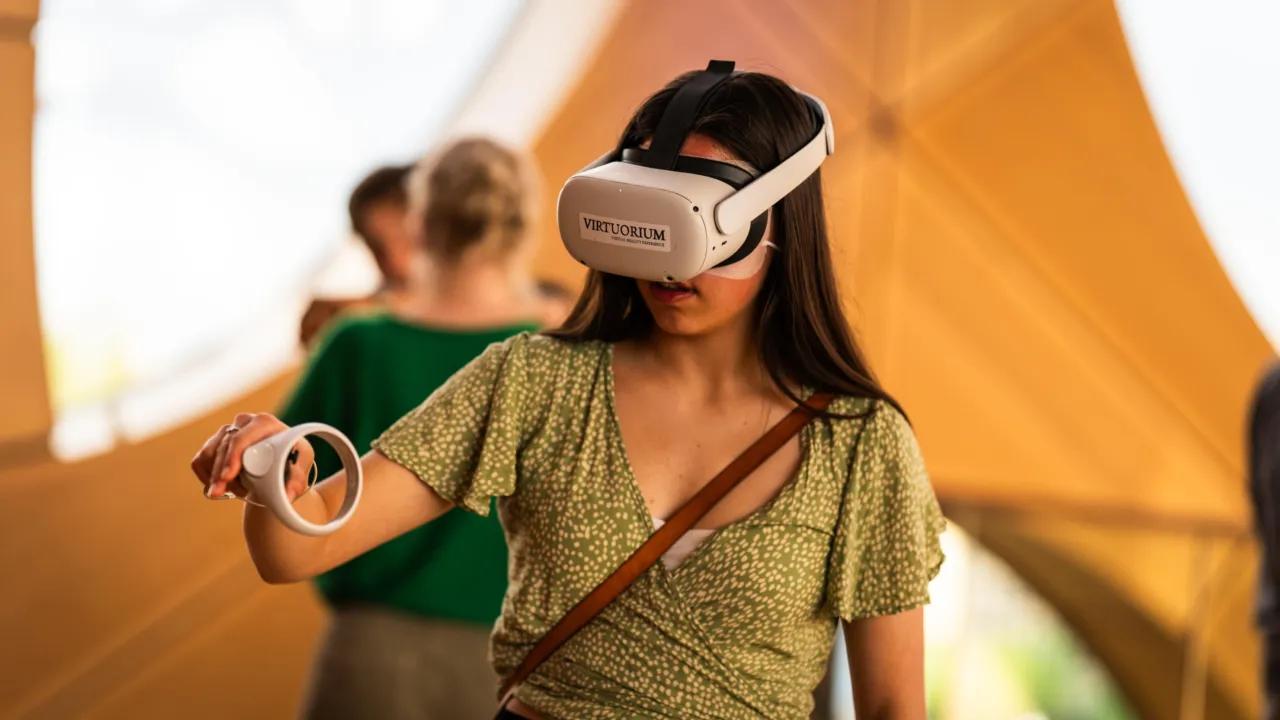 Vrouw met VR-bril op in Naturalis