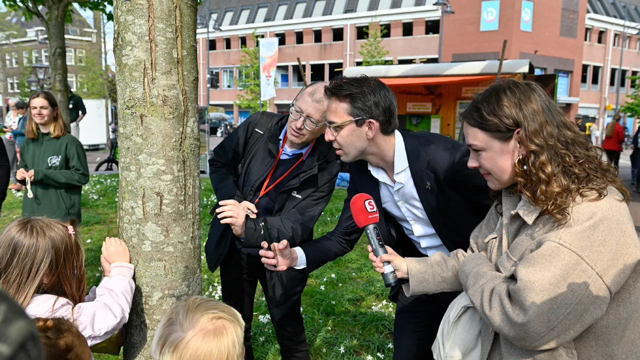 Wethouder Ashley North kijkt samen met wetenschapper naar korstmossen
