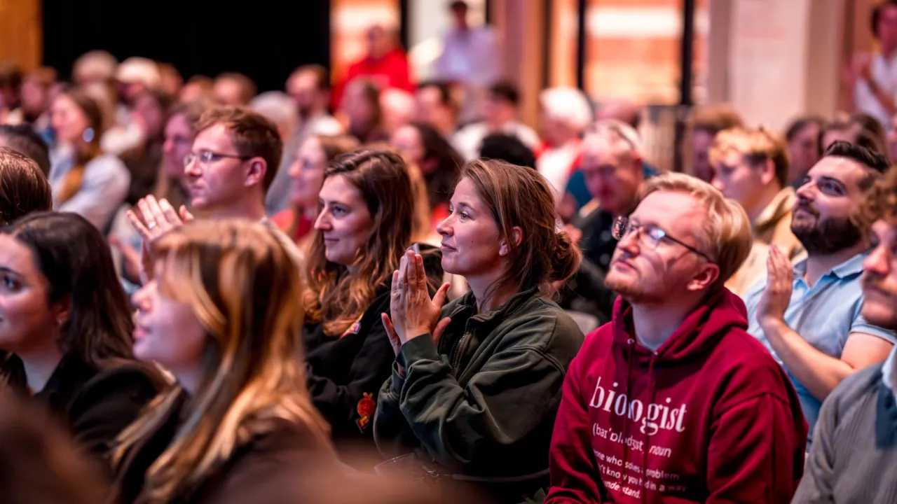 Docenten bij lezing