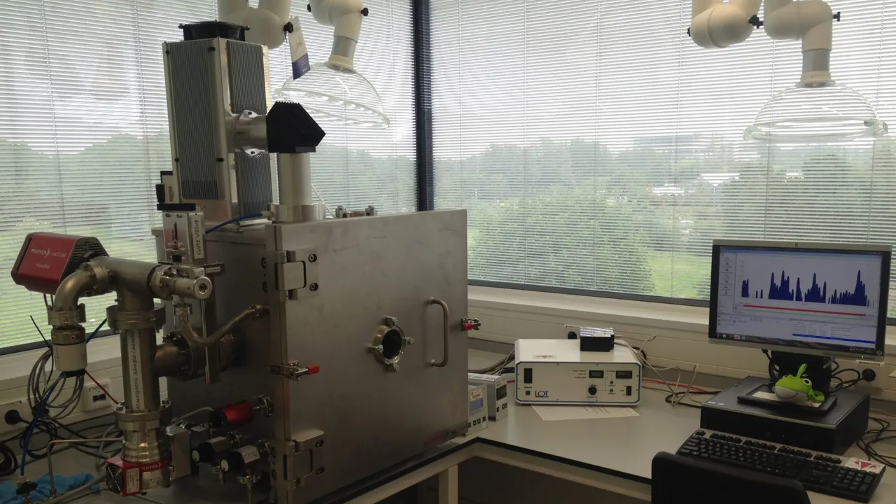 Vacuum chamber used to irradiate organic molecules with UV light