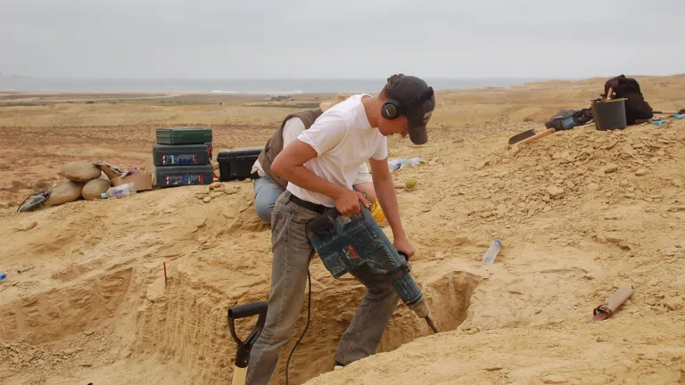 Anne Schulp with tools in the field during an excavation.