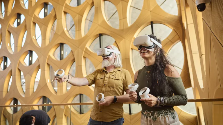 Man en vrouw met VR-brillen op in Naturalis