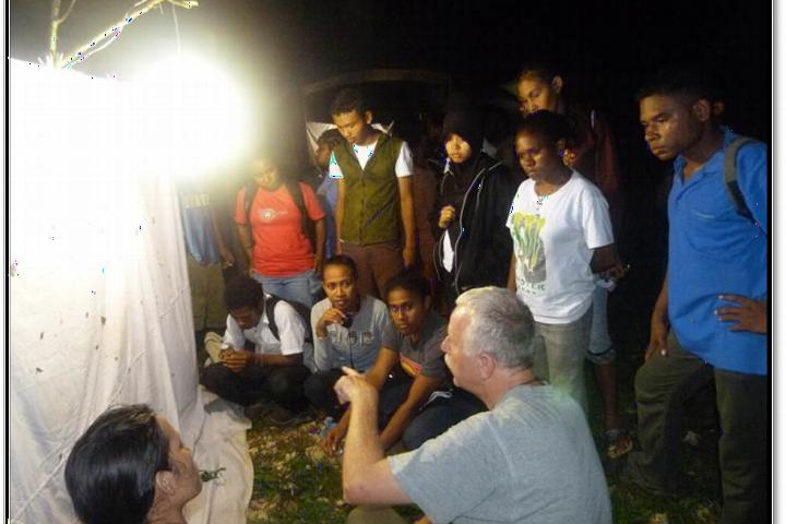 Rob de Vos op vlinderexcursie met studenten in Papua