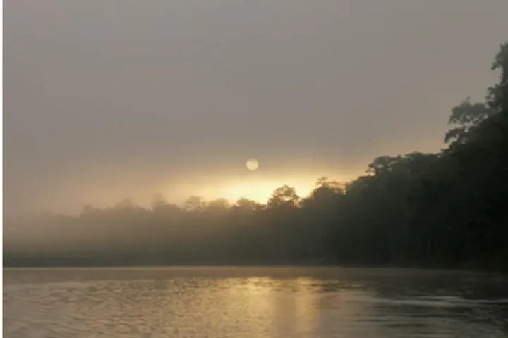 Een nieuwe dag op de Kinabatangan rivier. Foto: Thomas Komin.