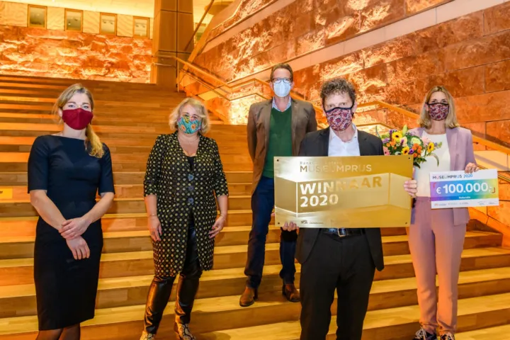 V.l.n.r.: Romkje de Bildt (Prins Bernhard Cultuurfonds), Mirjam Moll (Museumvereniging), Jeroen Branderhorst (BankGiro Loterij), Edwin van Huis (Naturalis) en Corine van Impelen (Naturalis).