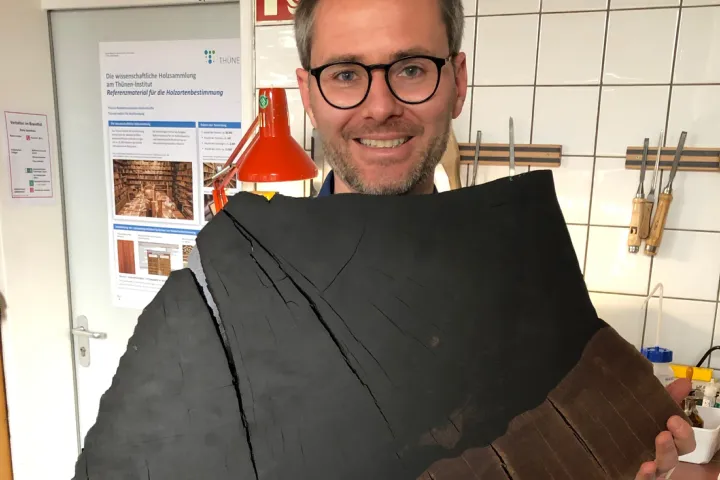 Frederic Lens met een stuk ebbenhout