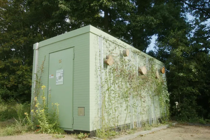 De natuurinclusieve glasvezelcentrale is te vinden op de Nieuwe Marnixtraat 90, in Leiden. Foto: KPN