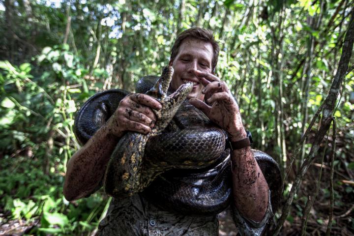 Freek Vonk met een groene anaconda in zijn armen