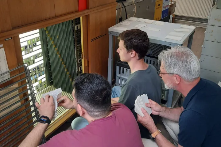 Panos, Floris en Rob looking for slides