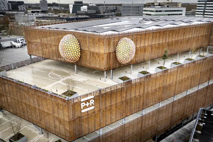 P+R Naturalis met het kunstwerk In the Eyes of Sybilla Merian op de gevel