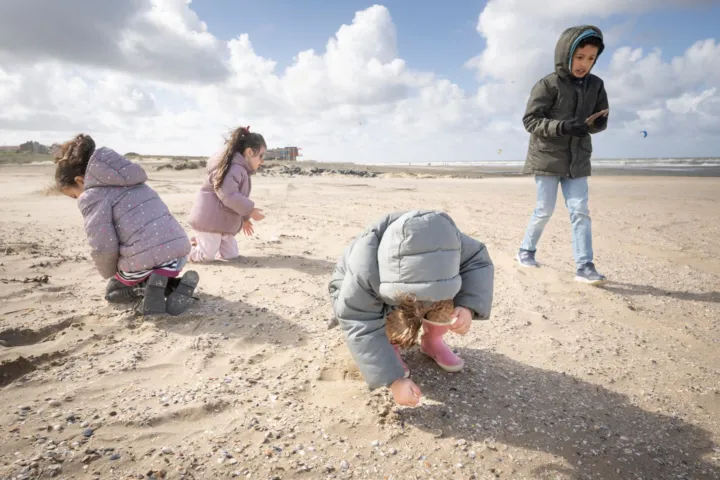 Jonge schelpentellers in Katwijk credit Taco van der Eb