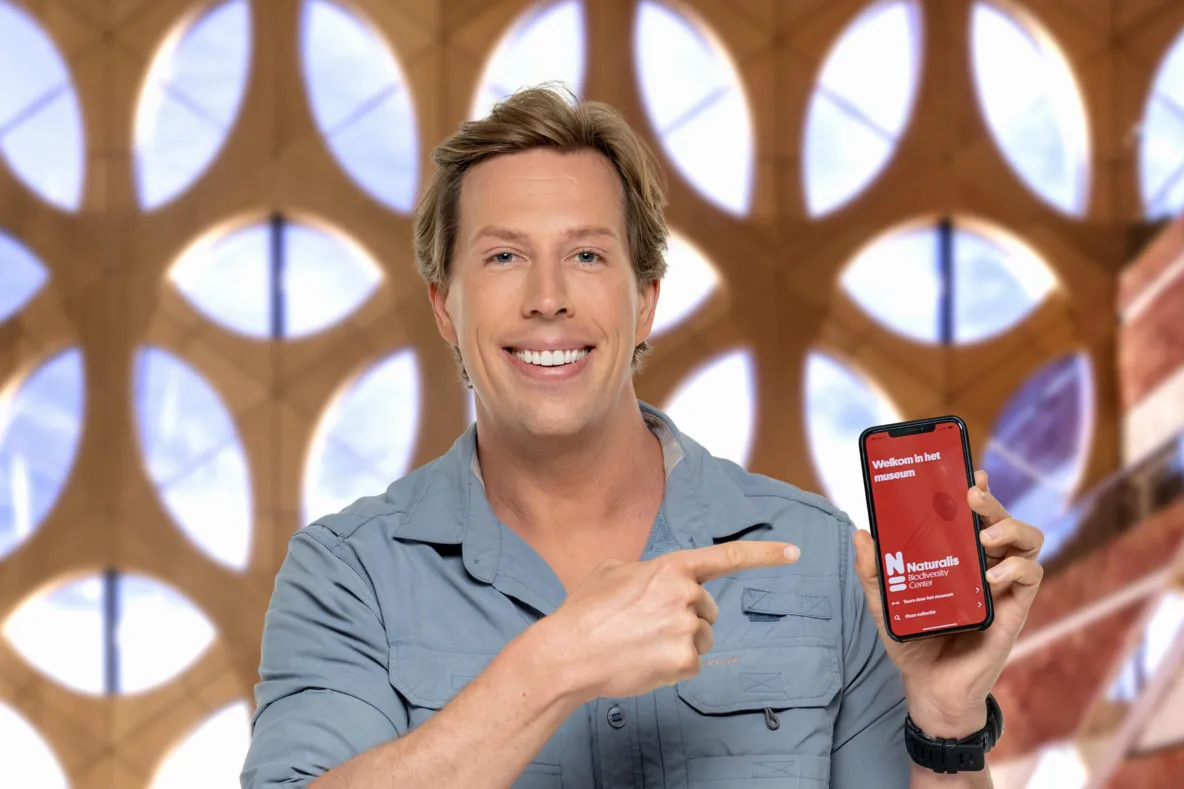 Freek Vonk met de Naturalis museumapp