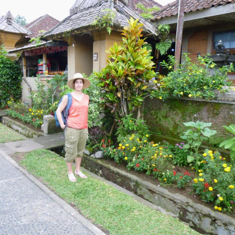 Francisca Wit geniet van de tuinen tijdens een projectconferentie in Indonesië