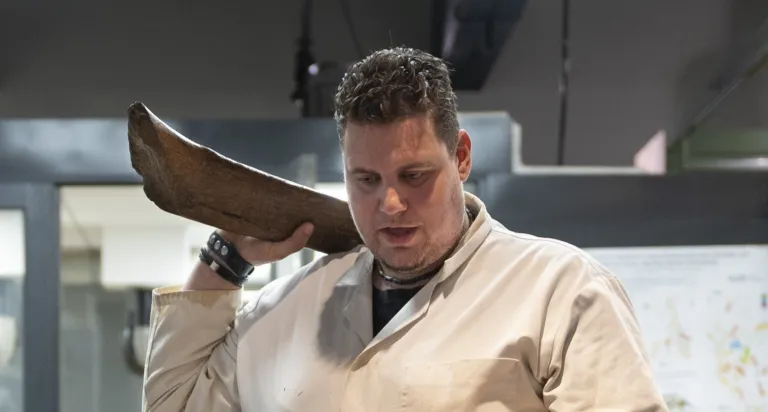 Martijn Guliker explaining in the Dinolab