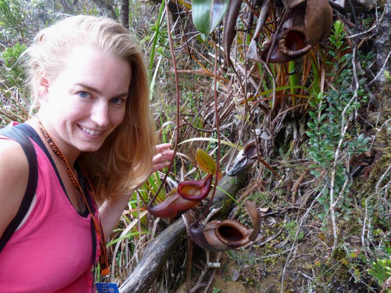 Renske Onstein met twee Nepenthes planten in Borneo