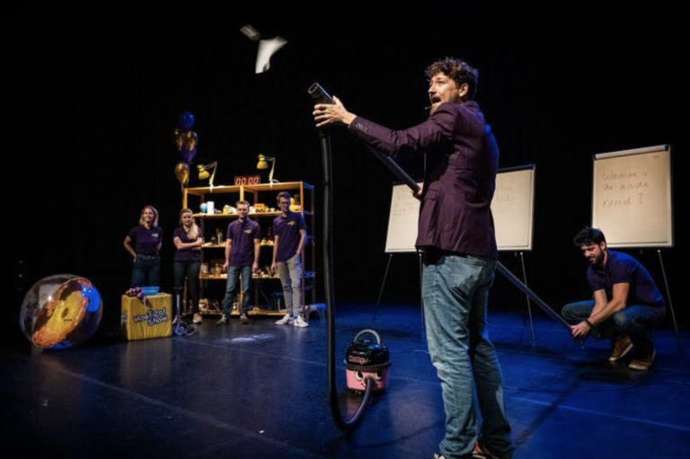 Boy Vissers aan het experimenteren