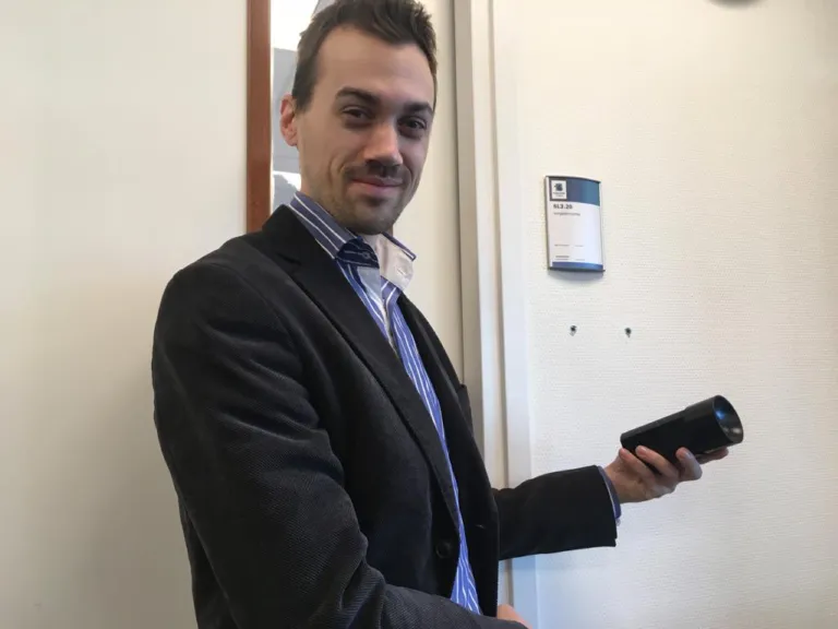 Nemi Dorst shows a pollensniffer