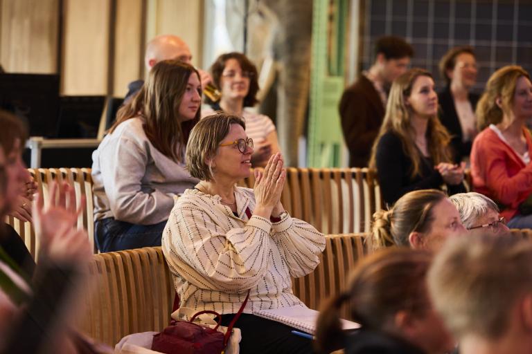 Vrouw in LiveScience luistert aandachtig naar lezing