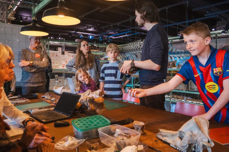 Bezoekers en medewerkers bij Natuur op Spreekuur