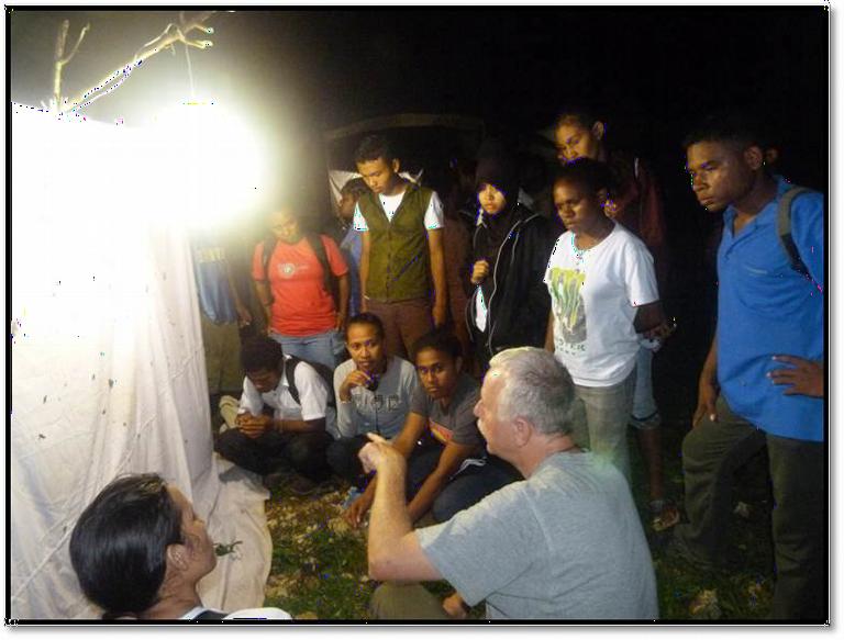 Rob de Vos op vlinderexcursie met studenten in Papua
