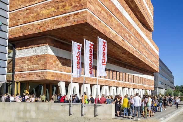 Opening bij de ingang van Naturalis