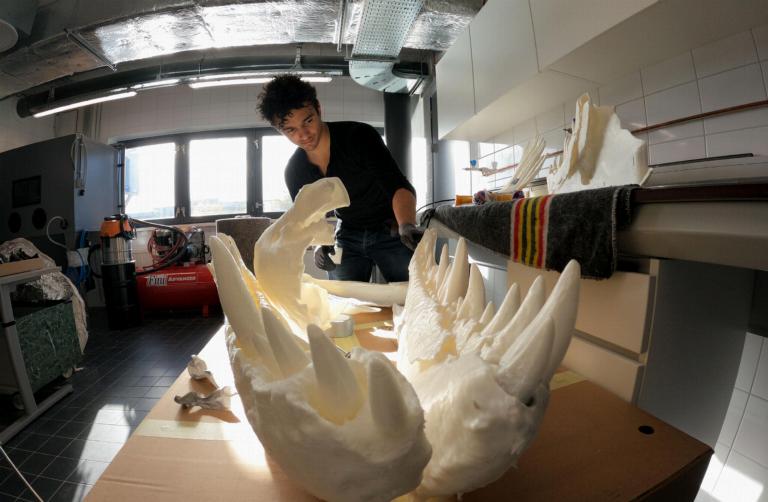 3D-modelleur en anatoom Pasha van Bijlert met een deel van de 3D-print van Trix. Foto: Pasha van Bijlert, Naturalis
