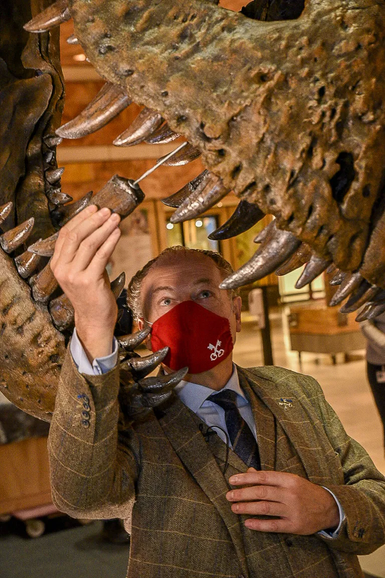De Leidse burgemeester Henri Lenferink plaatst symbolisch de laatste tand in de ge-3d-printe schedel van Trix.