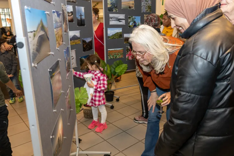 Bewoners bewonderen foto's