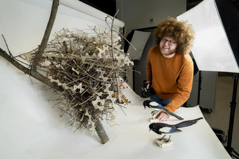 Auke-Florian Hiemstra en zijn eksternest gemaakt van duizenden pinnen
