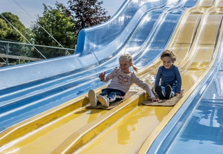 Kids on a slide in Linnaeushof
