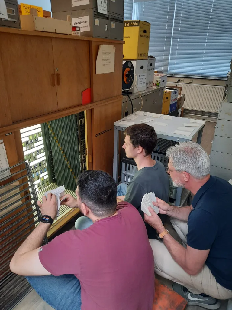 Panos, Floris en Rob looking for slides
