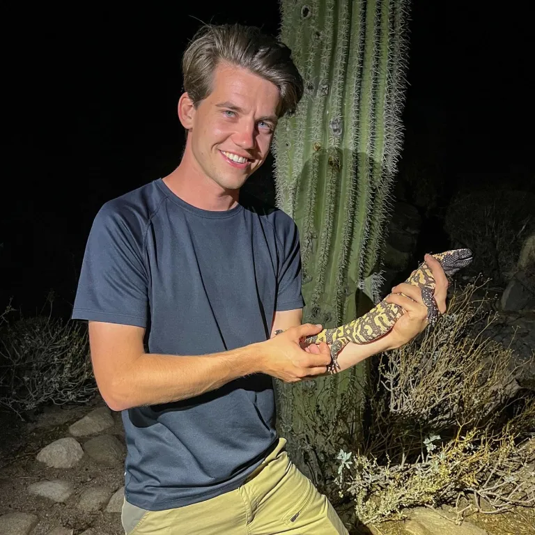 Mátyás houdt een gilamonster vast voor een cactus